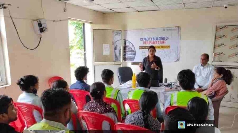 बहादराबाद टोल पर NHAI और HLL द्वारा दो दिवसीय प्रशिक्षण कार्यक्रम सम्पन्न, कार्यकुशलता, आपात प्रबंधन और सौम्य व्यवहार को लेकर दी गई विशेष ट्रेनिंग, कर्मचारियों को मिले प्रमाण पत्र