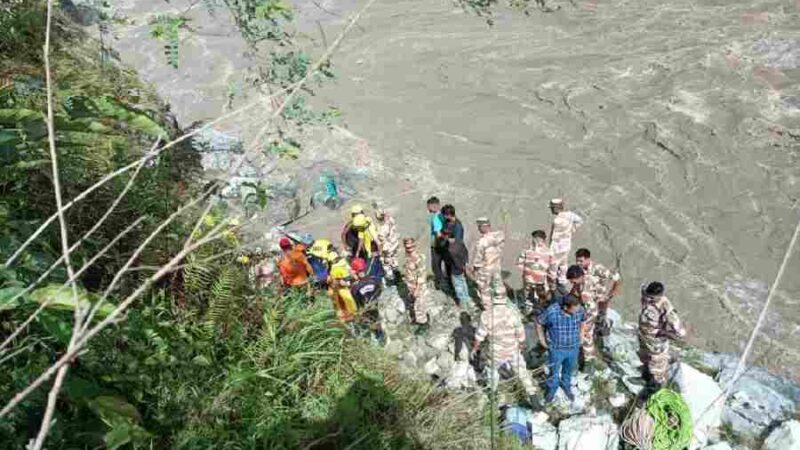 हादसों का काला दिन: रुद्रप्रयाग के घोलतीर में बड़ा हादसा, टेंपो ट्रैवलर अलकनंदा में समाया, 2 की मौत, 10 अब भी लापता, वाहन में 20 लोगो के सवार होने की सूचना