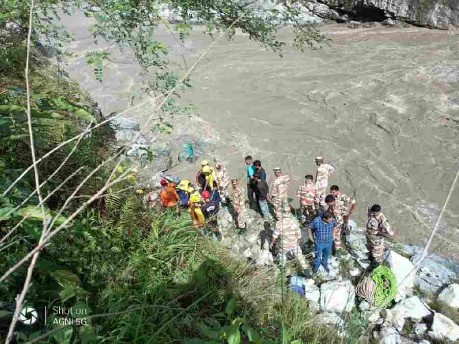 हादसों का काला दिन: रुद्रप्रयाग के घोलतीर में बड़ा हादसा, टेंपो ट्रैवलर अलकनंदा में समाया, 2 की मौत, 10 अब भी लापता, वाहन में 20 लोगो के सवार होने की सूचना