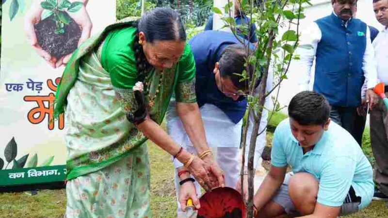 मुख्यमंत्री ने  एक पेड़ मां के नाम अभियान के अन्तर्गत अपनी माताजी के साथ किया पौधारोपण
