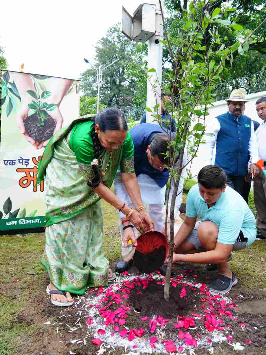 मुख्यमंत्री ने  एक पेड़ मां के नाम अभियान के अन्तर्गत अपनी माताजी के साथ किया पौधारोपण