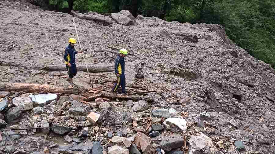बारिश ने बरपाया कहर, उत्तरकाशी के सिलाई बैंड के पास भूस्खलन,9 मजदूर लापता,चारधाम यात्रा आज के लिए स्थगित