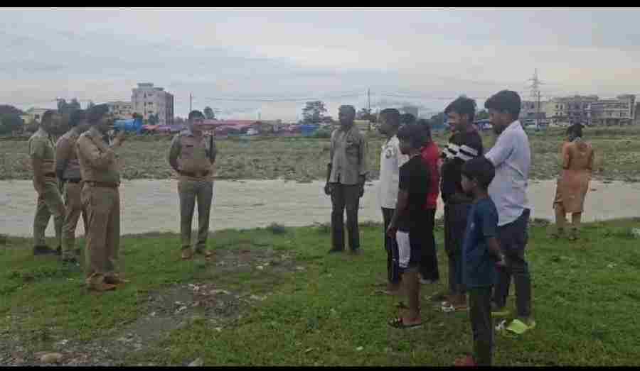 लगातार हो रही भारी बरसात के दृष्टिगत पुलिस द्वारा गंगा घाटों पर स्नान व नदी/नालों के किनारे रहने वाले लोगों को किया जा रहा सचेत