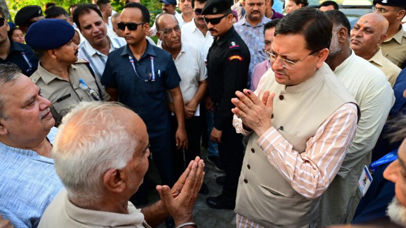 मुख्यमंत्री धामी ने लोक निर्माण विभाग अतिथि गृह खटीमा में क्षेत्र की जनता से मुलाकात कर सुनी उनकी समस्याएं