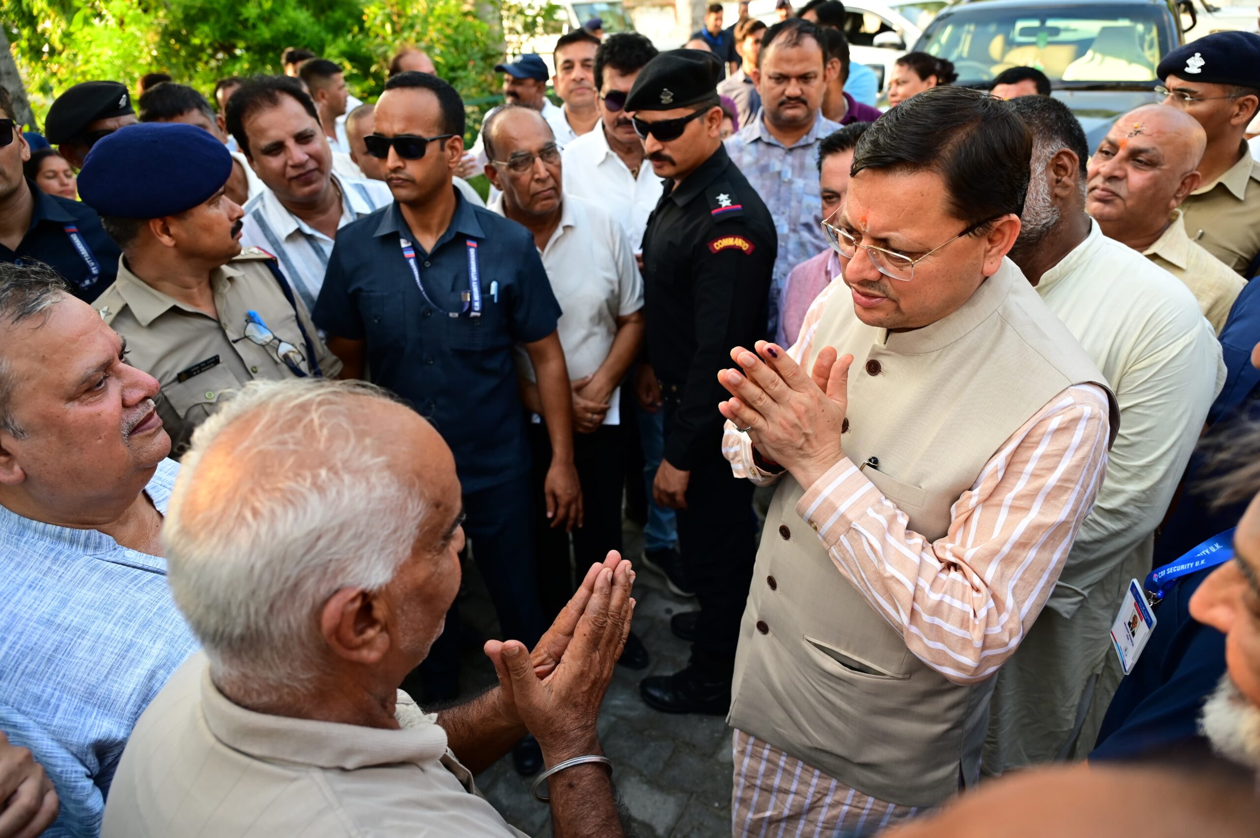 मुख्यमंत्री धामी ने लोक निर्माण विभाग अतिथि गृह खटीमा में क्षेत्र की जनता से मुलाकात कर सुनी उनकी समस्याएं