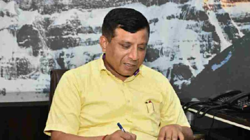 सूचना विभाग में हुए 6 कार्मिक हुए पदोन्नत, महानिदेशक सूचना बंशीधर तिवारी ने दी सभी पदोन्नत कार्मिकों को बधाई