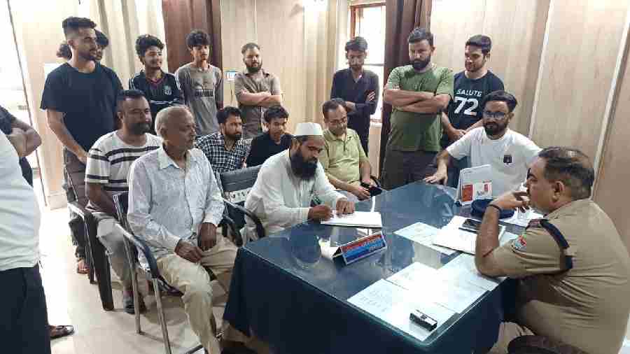 आगामी कावड़ यात्रा/मोहर्रम को सकुशल संपन्न कराए जाने के दृष्टिगत जनपद के समस्त थानों में क्षेत्र के संभ्रांत व्यक्तियों, मौलवीओं, सीएलजी मेंबरों के साथ की गई सदभावना गोष्ठी