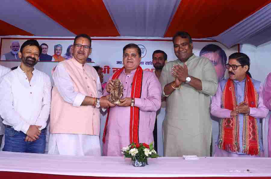 कैबिनेट मंत्री गणेश जोशी ने भाजपा प्रदेश अध्यक्ष महेन्द्र भट्ट को स्मृति चिन्ह देकर किया अभिनन्दन