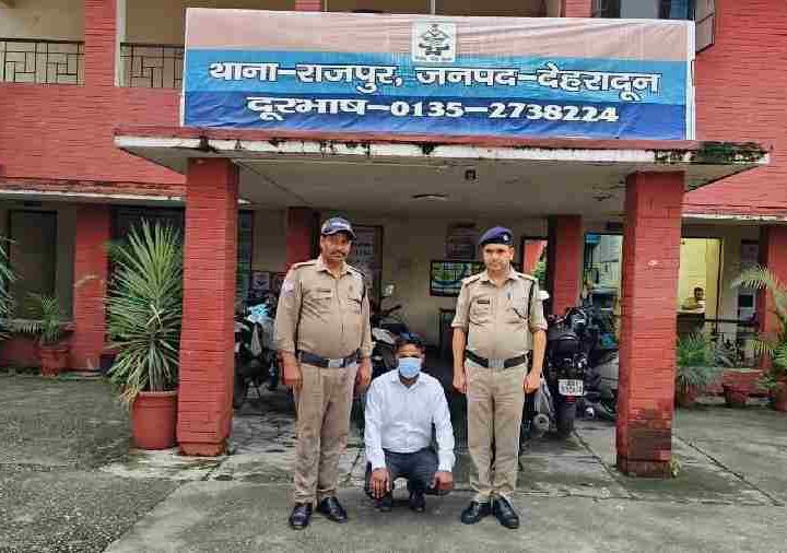 खतरनाक नस्ल के कुत्तों द्वारा बुजुर्ग महिला पर हमला किये जाने की घटना में पुलिस द्वारा कुत्तों के मालिक को लिया हिरासत मे, की जाएवी सख्त कार्यवाही
