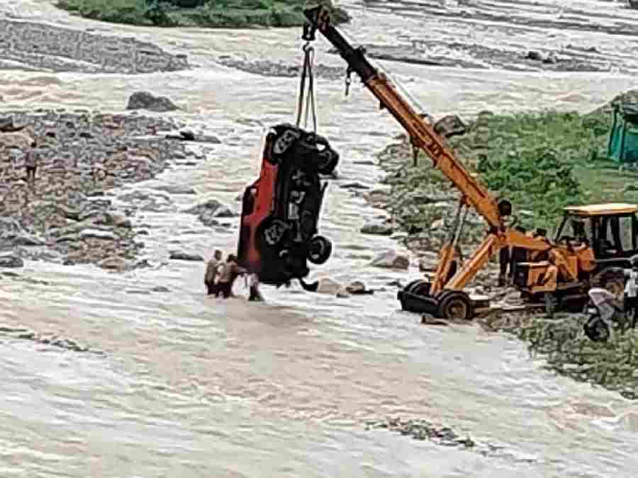 नदी के तेज बहाव के बीच फंसी थार कार को पुलिस ने JCB व क्रेन की सहायता से बाहर निकाल कर किया उसके मालिक के सुपुर्द