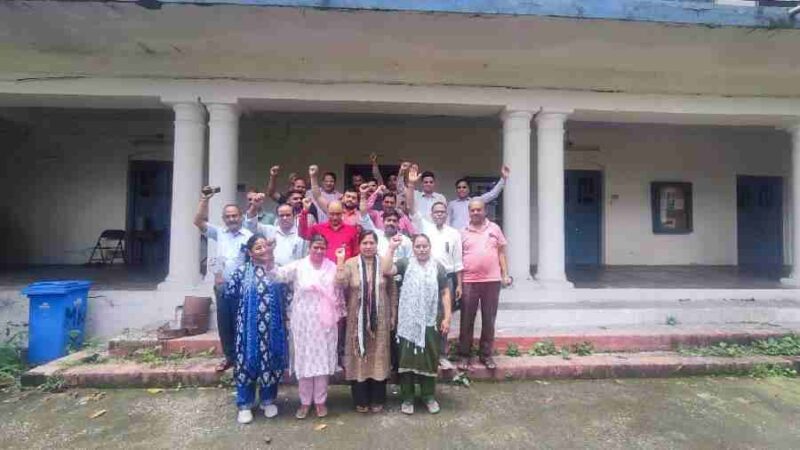 4 माह से वेतन न मिलने पर आक्रोश में है एमकेपी (पी०जी०) कालेज के समस्त शिक्षणेत्तर कर्मचारी, काली पट्टी बांधकर जताया विरोध