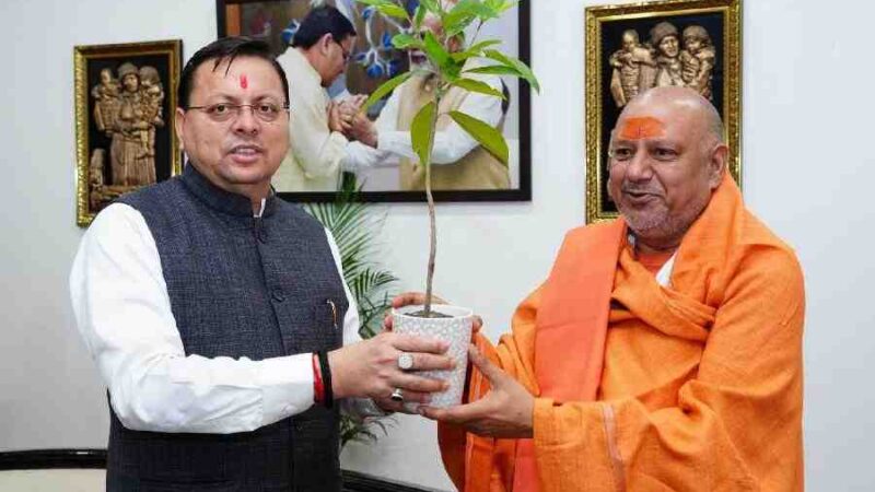मुख्यमंत्री से मुख्यमंत्री आवास में महामंडलेश्वर स्वामी श्री यतींद्रानंद गिरी जी महाराज ने की शिष्टाचार भेंट