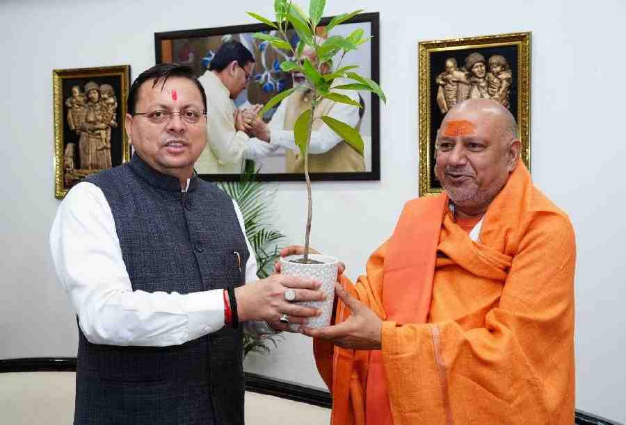 मुख्यमंत्री से मुख्यमंत्री आवास में महामंडलेश्वर स्वामी श्री यतींद्रानंद गिरी जी महाराज ने की शिष्टाचार भेंट
