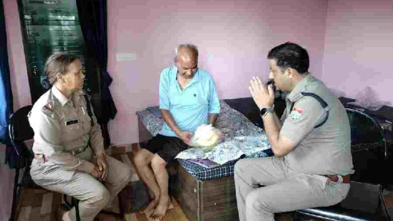 दून पुलिस पहुँची बुजुर्गो के द्वार, कुशलक्षेम पूछकर जाना उनका हाल, सभी बुजुर्गों को किये फल वितरित, उपलब्ध कराई दवाइयां व अन्य सामान