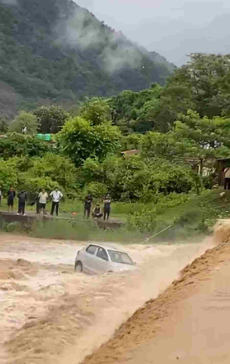 तेज बरसात के बाद उफनाया कटापत्थर क्षेत्र का नरो खाला, कार चालक की लापरवाही पड़ी जान पर भारी, लोगों ने बचाई जान