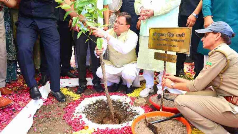 हरेला पर्व पर राज्यव्यापी पौधारोपण कार्यक्रम में मुख्यमंत्री ने रोपा रुद्राक्ष का पौधा, प्रदेश में हरेला का त्योहार मनाओ, धरती माँ का ऋण चुकाओ” थीम पर किया गया पौधारोपण