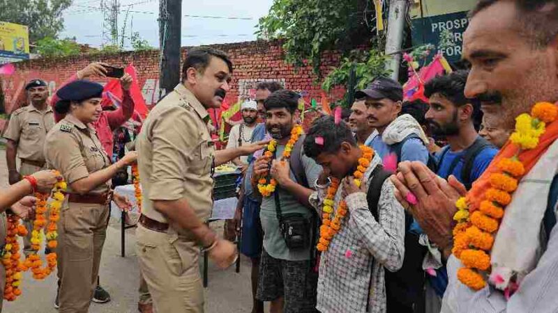 एसएसपी देहरादून ने कांवड़ मेले में आये श्रद्धालुओं का फूल माला पहनाकर किया स्वागत, बरसात के मौसम के दृष्टिगत ड्यूटीरत अधिकारियों/कर्मचारियों को बरसात से बचाव हेतु छतरी व बरसाती किये वितरित
