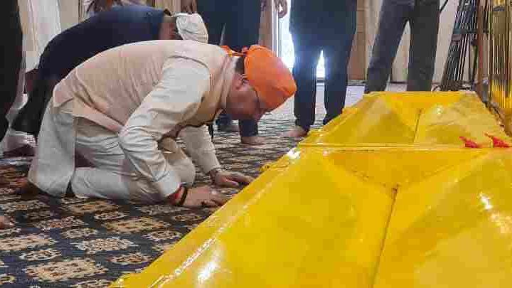 मुख्यमंत्री धामी ने नानकमत्ता साहिब गुरुद्वारे में टेका मत्था, बच्चों से की आत्मीय भेंट धार्मिक आस्था और सामाजिक सौहार्द का दिया संदेश
