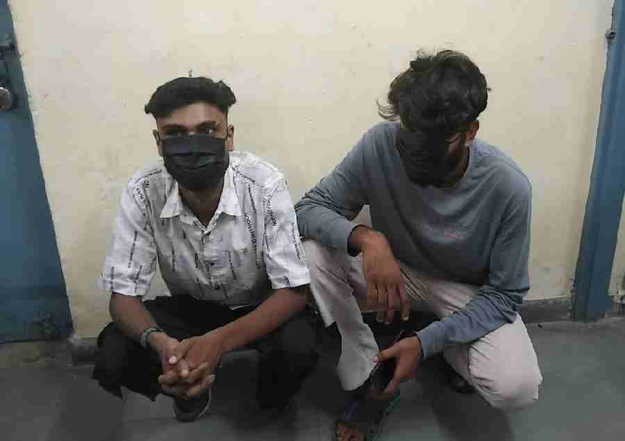 जेल से जमानत पर छुटते ही शराब के नशे में जंगल मे हुडदंग करना दो दोस्तो को पडा भारी, दोनो व्यक्तियों को पुलिस ने किया गिरफ्तार, पढाया कानून का पाठ
