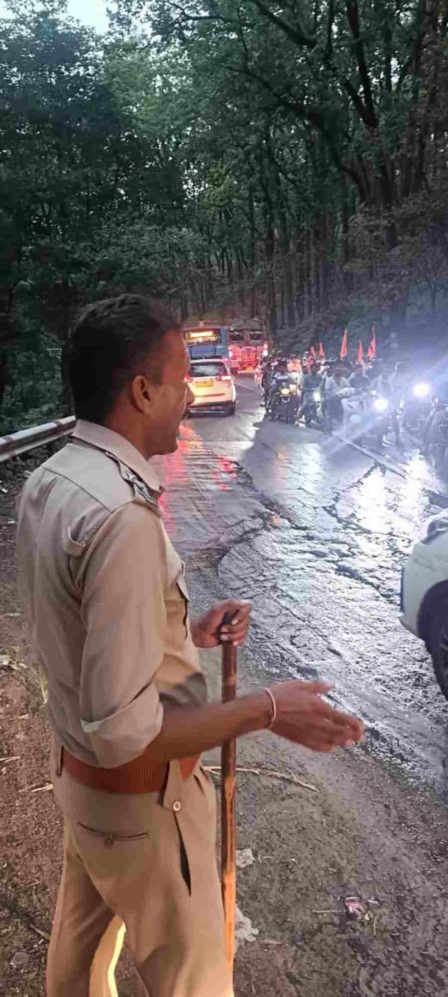 कावड़ यात्रियों की सुरक्षा के लिए प्रतिबद्ध दून पुलिस, सात मोड़ पर वाहन पलटने से हुई दुर्घटना में घायल महिला को तत्काल पहुँचाया अस्पताल