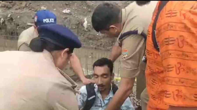 कांवड यात्रा के अन्तिम पडाव में भी कप्तान स्वंय डटे हैं मैदान में, जाम और उमस के कारण बेहोश हुए मोटर साइकिल सवार कावंड यात्री को संभालने उसकी ओर दौडे एसएसपी दून, पेय पदार्थ पिलाते हुए तत्काल मौके पर दिलाया आवश्यक प्राथमिक उपचार