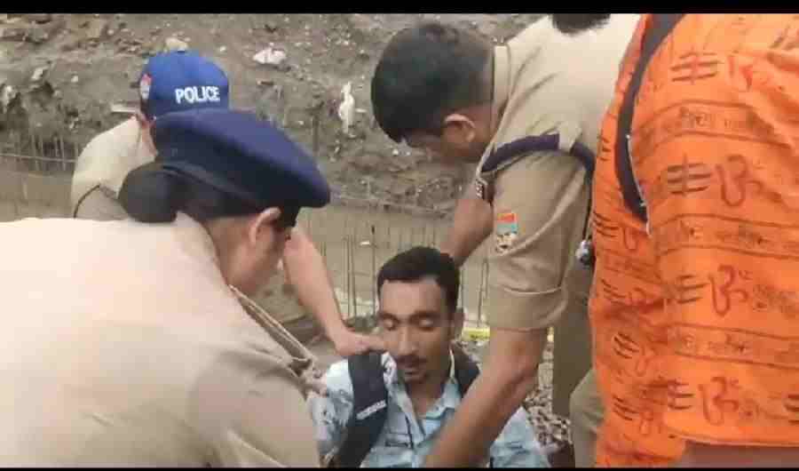 कांवड यात्रा के अन्तिम पडाव में भी कप्तान स्वंय डटे हैं मैदान में, जाम और उमस के कारण बेहोश हुए मोटर साइकिल सवार कावंड यात्री को संभालने उसकी ओर दौडे एसएसपी दून, पेय पदार्थ पिलाते हुए तत्काल मौके पर दिलाया आवश्यक प्राथमिक उपचार