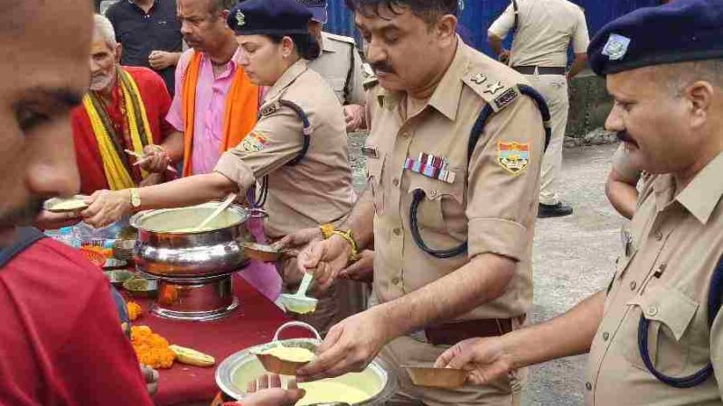 एसएसपी दून द्वारा कांवड यात्रियों को फूल माला पहनाकर किया उनका स्वागत, सभी श्रद्धालुओं को मिष्ठान वितरित कर उनकी सुगम व सुरक्षित यात्रा के लिये दी अपनी शुभकामनाएं