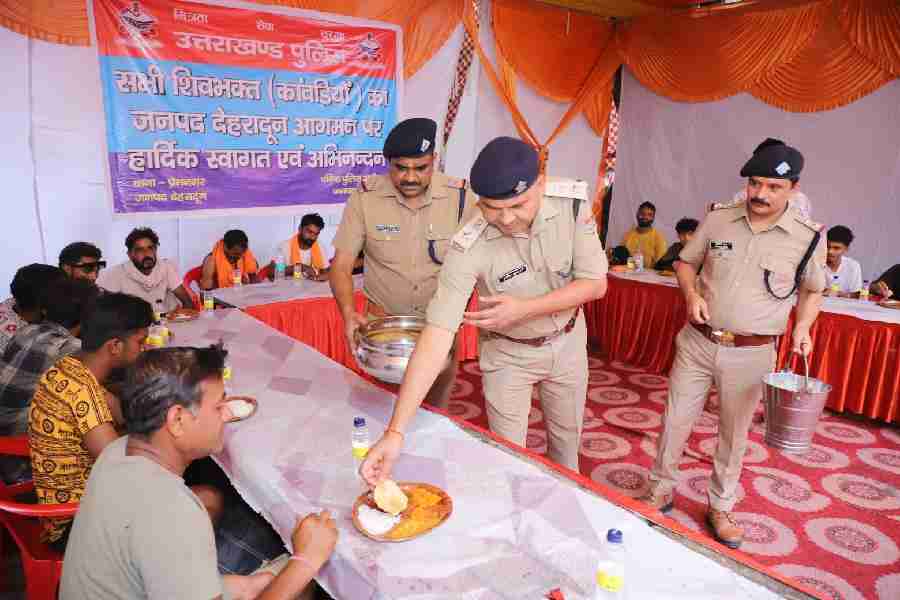 कावड़ श्रद्धालुओं के लिए प्रेमनगर में आयोजित किये गये 3 दिवसीय भंडारे का दून पुलिस द्वारा किया गया विधिवत समापन, पुलिस अधीक्षक नगर द्वारा पूजा अर्चना कर, कावड़ श्रद्धालुओं को वितरित किया प्रसाद व भोजन