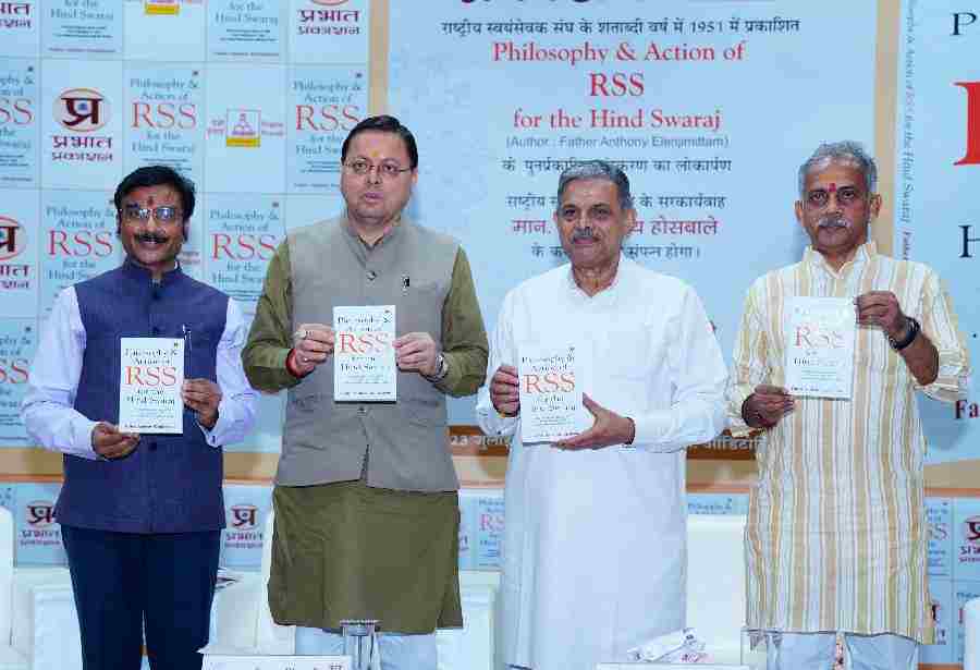 सीएम धामी ने फिलॉसोफी एंड एक्शन ऑफ़ आरएसएस फॉर हिन्द स्वराज का किया लोकार्पण