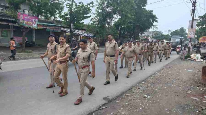 त्रि-स्तरीय पंचायत निर्वाचन को सकुशल सम्पन्न कराने के लिए पुलिस ने किया फ्लैग मार्च, आदर्श आचार संहिता का उल्लंघन करने वालों के विरुद्ध सख्त कार्रवाई की दी चेतावनी