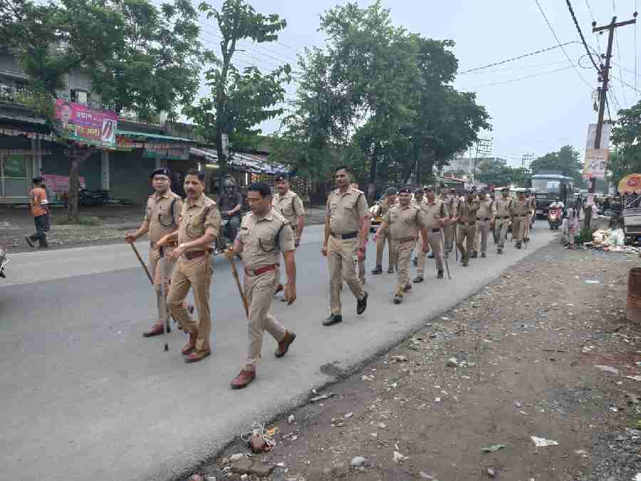 त्रि-स्तरीय पंचायत निर्वाचन को सकुशल सम्पन्न कराने के लिए पुलिस ने किया फ्लैग मार्च, आदर्श आचार संहिता का उल्लंघन करने वालों के विरुद्ध सख्त कार्रवाई की दी चेतावनी