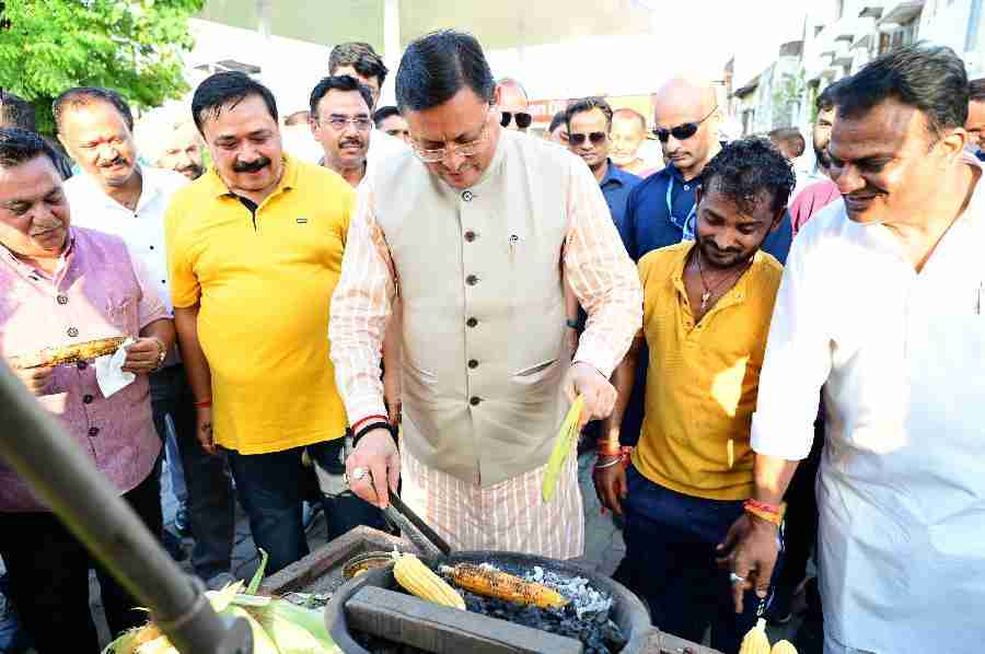 सीएम धामी ने सड़क किनारे काफिले को रोक लिया भुट्टे का आनंद, खुद भूनकर खाया और खिलाया, सीएम के इस व्यवहार के कायल हुए लोग