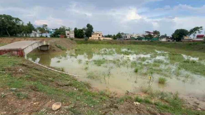 मुख्यमंत्री धामी के निर्देशों पर एमडीडीए का जल संरक्षण की दिशा में बड़ा कदम, मियाँवाला में तालाब निर्माण, गौरा देवी पार्क में आधुनिक जलाशय, स्कूलों में वर्षा जल संचयन और पर्यावरण संरक्षण की दिशा में कई योजनाएं लागू