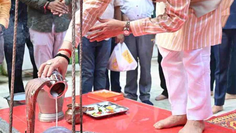 मुख्यमंत्री धामी ने पवित्र श्रावण मास के अवसर पर झनकईया खटीमा स्थित भारामल बाबा मंदिर में देवाधिदेव महादेव का जलाभिषेक, पूजा-अर्चना कर प्रदेशवासियों के सुख, समृद्धि और राज्य की उन्नति के लिए की प्रार्थना