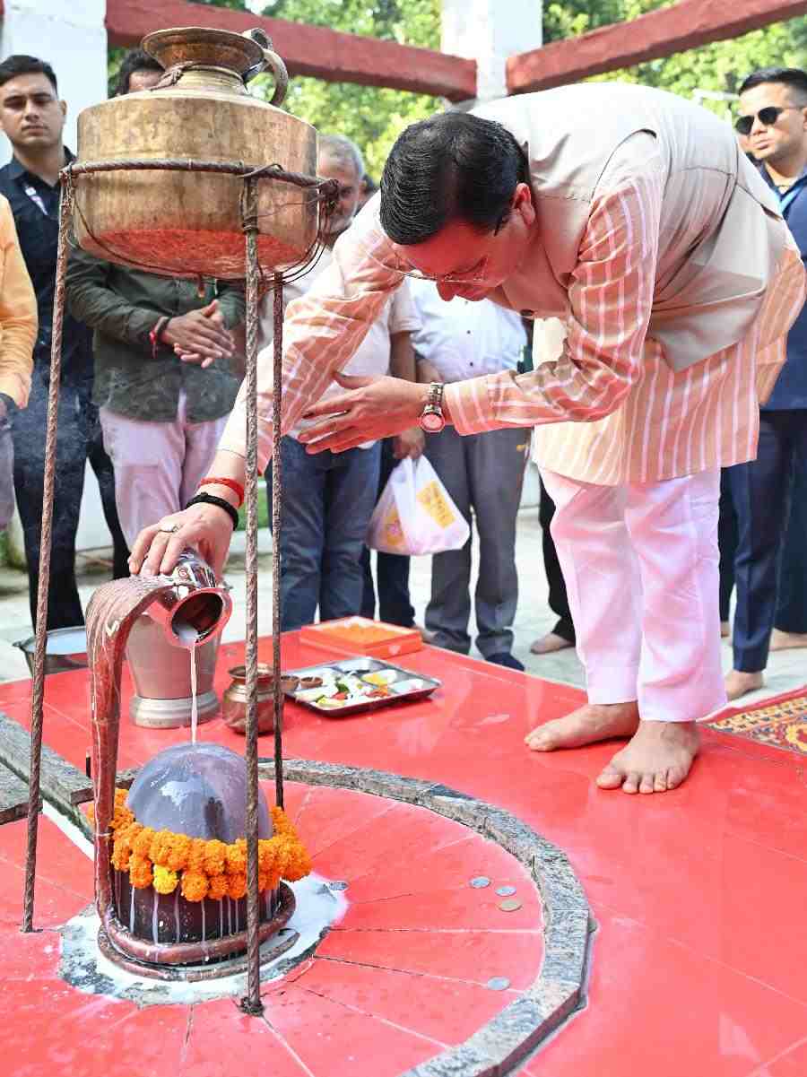 मुख्यमंत्री धामी ने पवित्र श्रावण मास के अवसर पर झनकईया खटीमा स्थित भारामल बाबा मंदिर में देवाधिदेव महादेव का जलाभिषेक, पूजा-अर्चना कर प्रदेशवासियों के सुख, समृद्धि और राज्य की उन्नति के लिए की प्रार्थना