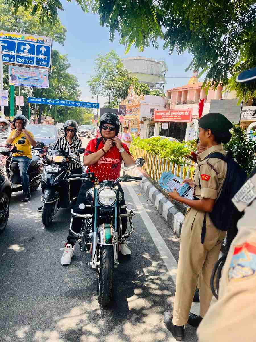 एसएसपी दून की नई सामाजिक पहल, सड़क सुरक्षा में समाज की साझेदारी” की थीम पर देहरादून यातायात पुलिस और अरदास समाज कल्याण (ASK) ट्रस्ट ने चलाया जन जागरूकता अभियान