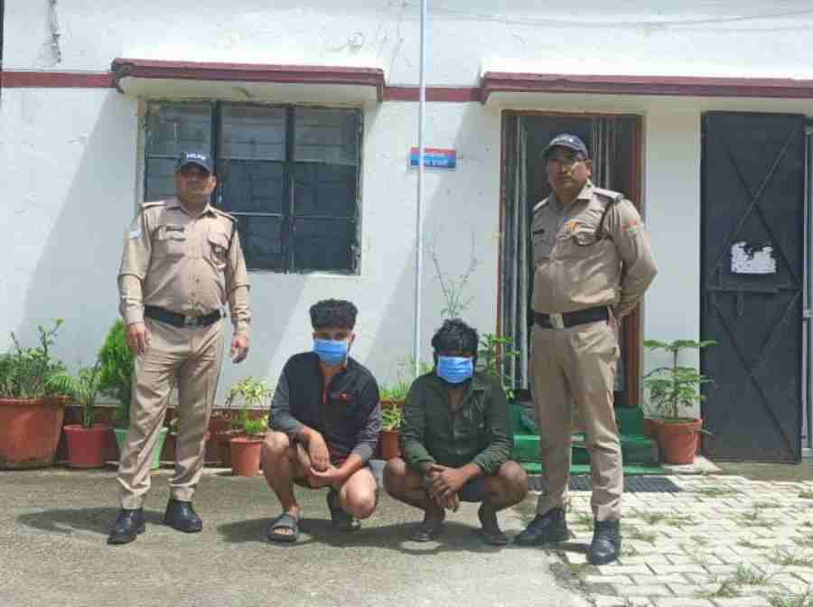 मारपीट एवं जानलेवा हमले के अभियोग में वांछित 02 अभियुक्तों को दून पुलिस ने किया गिरफ्तार