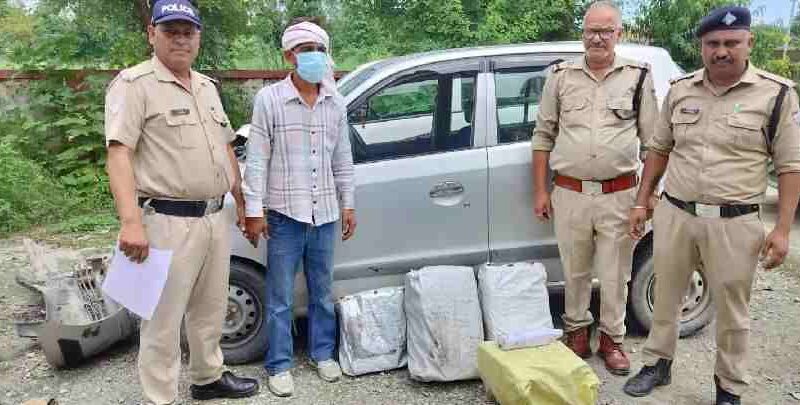 फिल्मी स्टाइल में शराब तस्करी के प्रयास को दून पुलिस ने किया नाकाम, निजी कार में सीट के नीचे गुप्त केबिन में छुपा कर अवैध शराब की तस्करी कर रहे 1 अभियुक्त को दून पुलिस ने किया गिरफ्तार