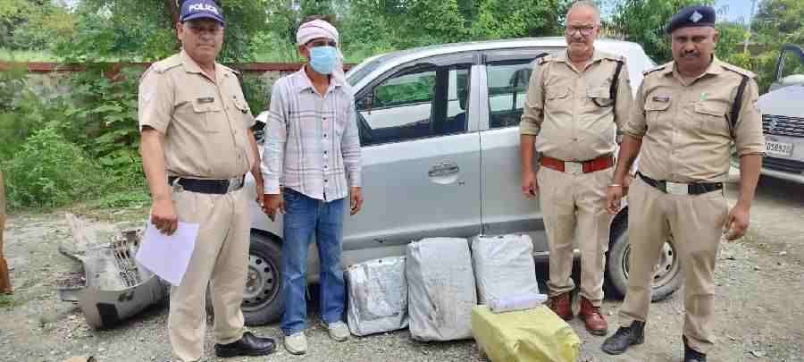 फिल्मी स्टाइल में शराब तस्करी के प्रयास को दून पुलिस ने किया नाकाम, निजी कार में सीट के नीचे गुप्त केबिन में छुपा कर अवैध शराब की तस्करी कर रहे 1 अभियुक्त को दून पुलिस ने किया गिरफ्तार