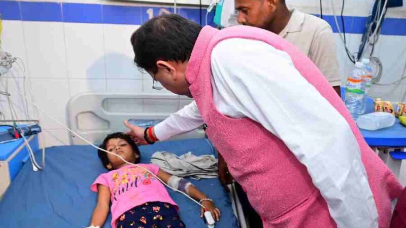 मुख्यमंत्री ने हरिद्वार के जिला चिकित्सालय एवं एम्स ऋषिकेश पहुंचकर मनसा देवी मंदिर मार्ग पर हुए हादसे में घायल श्रद्धालुओं का हालचाल जाना