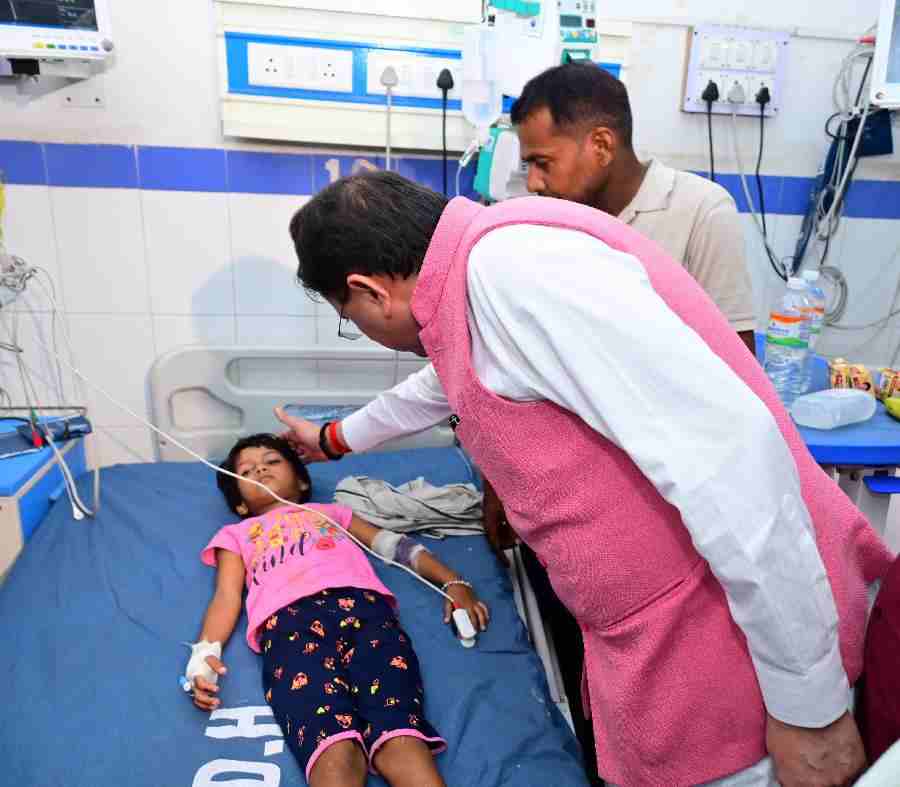 मुख्यमंत्री ने हरिद्वार के जिला चिकित्सालय एवं एम्स ऋषिकेश पहुंचकर मनसा देवी मंदिर मार्ग पर हुए हादसे में घायल श्रद्धालुओं का हालचाल जाना