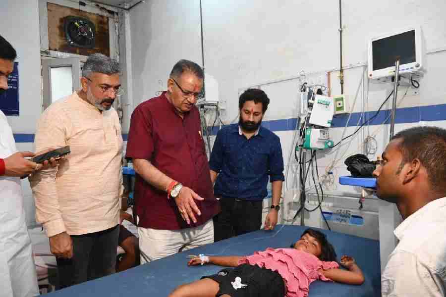 कैबिनेट मंत्री गणेश जोशी ने हरिद्वार मनसा देवी मंदिर हादसे में घायलों से की मुलाकात, संवेदना व्यक्त की