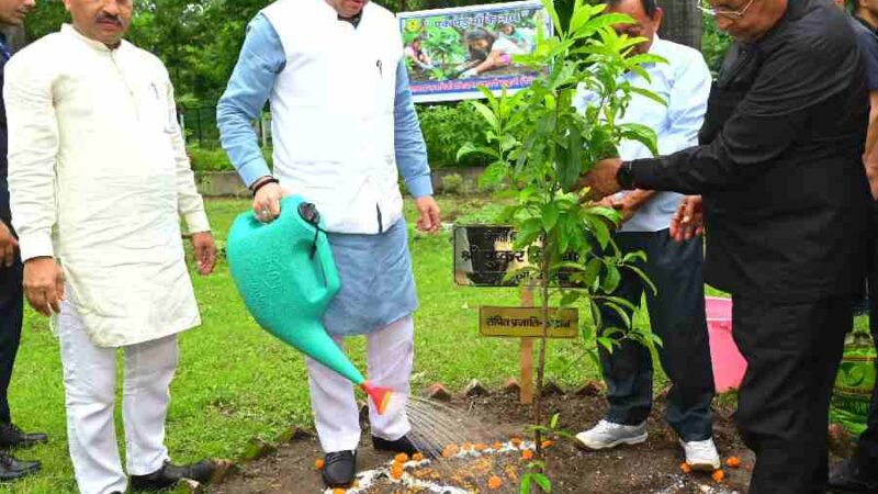 एक पेड़ माँ के नाम’ अभियान के अंतर्गत मुख्यमंत्री ने किया वृक्षारोपण, पर्यावरण संरक्षण का दिया संदेश