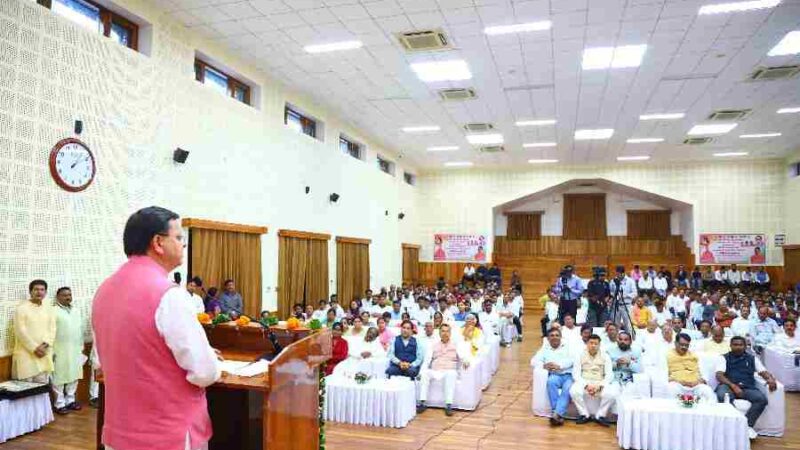 मुख्यमंत्री धामी ने मुख्यमंत्री आवास के मुख्य सेवक सदन में समान नागरिक संहिता (UCC) लागू करने पर आयोजित सम्मान समारोह में किया प्रतिभाग