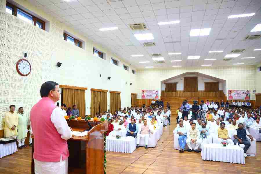 मुख्यमंत्री धामी ने मुख्यमंत्री आवास के मुख्य सेवक सदन में समान नागरिक संहिता (UCC) लागू करने पर आयोजित सम्मान समारोह में किया प्रतिभाग