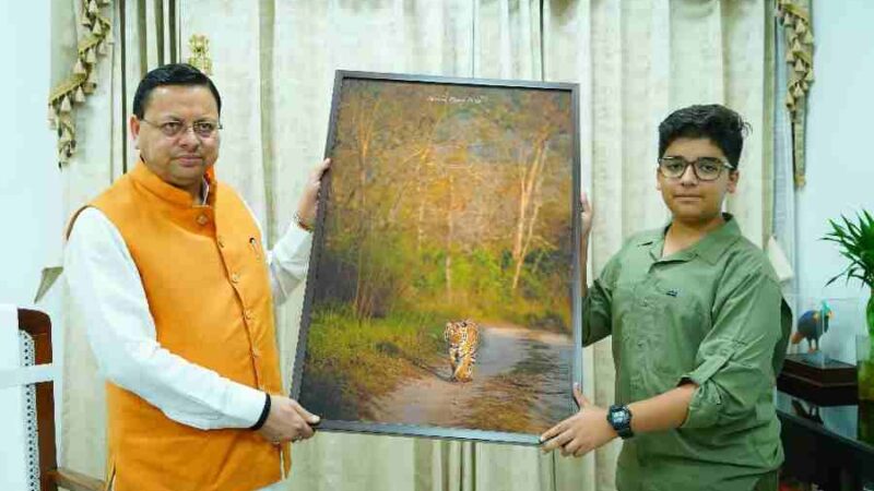 मुख्यमंत्री धामी से छात्र व प्रतिभाशाली वाइल्ड लाइफ फोटोग्राफर शौर्य प्रताप बिष्ट ने की भेंट