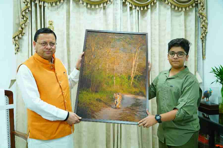 मुख्यमंत्री धामी से छात्र व प्रतिभाशाली वाइल्ड लाइफ फोटोग्राफर शौर्य प्रताप बिष्ट ने की भेंट