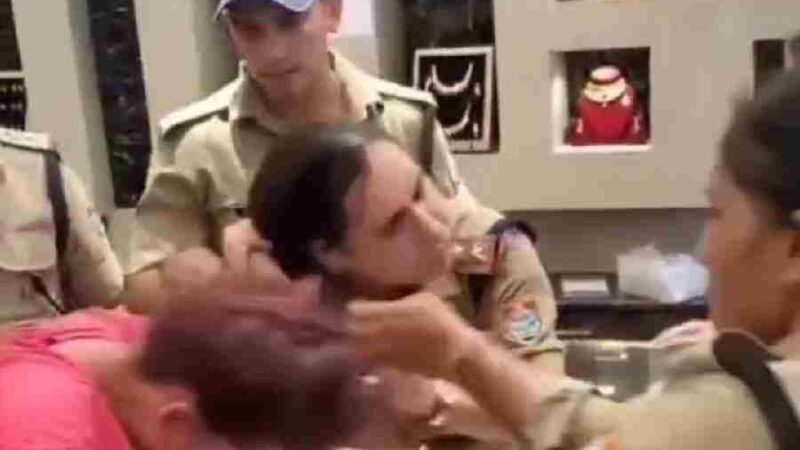 सुनार की दुकान पर नशेड़ी महिला का हाई वोल्टेज ड्रामा, चोरी का लगा आरोप, पुलिस टीम के साथ भी की गाली-गलौज