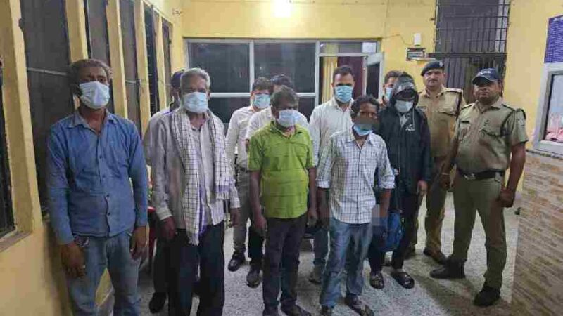 सड़क किनारे, सार्वजनिक स्थानों पर खुलेआम जाम गटक रहे पियक्कड़ों का दून पुलिस ने उतारा सुरूर, ऑपरेशन मर्यादा के तहत सार्वजनिक स्थान पर शराब पीने वाले 21 व्यक्तियों को लाया गया थाने