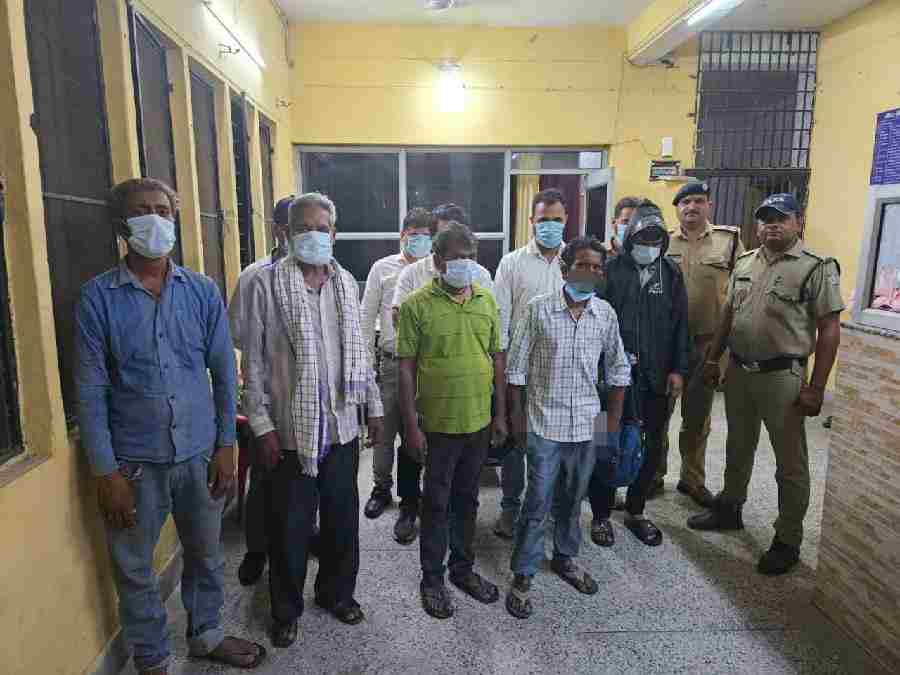 सड़क किनारे, सार्वजनिक स्थानों पर खुलेआम जाम गटक रहे पियक्कड़ों का दून पुलिस ने उतारा सुरूर, ऑपरेशन मर्यादा के तहत सार्वजनिक स्थान पर शराब पीने वाले 21 व्यक्तियों को लाया गया थाने